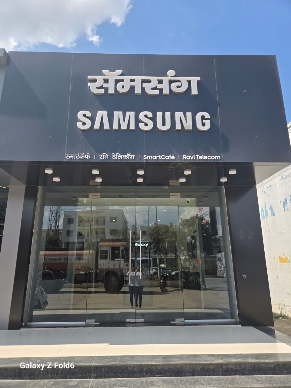 Ravi Telecom - Authorized Official Samsung Store Interior
